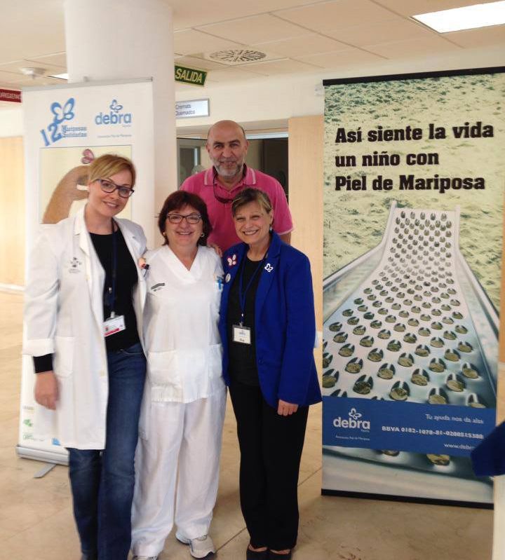La Dra Gutiérrez Ontalvilla (izquierda) con Voluntarios Asociación Debra (Fina Martínez Vázquez y su marido www.debra.es) con nuestra enfermera Maite Mielgo encargada de las curas de los niños con epidermolisis ampollosa.